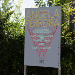 Poster für die Ausstellung Ângela Ferreira Kunstausstellung der Ruhrfestspiele Recklinghausen 2023 7. Mai – 6. August 2023 in der Kunsthalle Recklinghausen