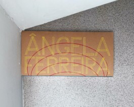 Faltblatt (Titelseite) für die Ausstellung Ângela Ferreira Kunstausstellung der Ruhrfestspiele Recklinghausen 2023 7. Mai – 6. August 2023 in der Kunsthalle Recklinghausen