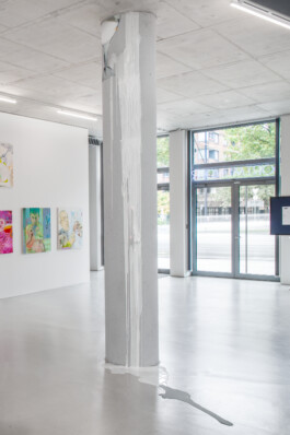 Ansicht der Ausstellung „Schlaraffenland“ im Dortmunder Kunstverein mit einer Installation von Lisa Dieckwisch. Foto: Mareike Tocha 