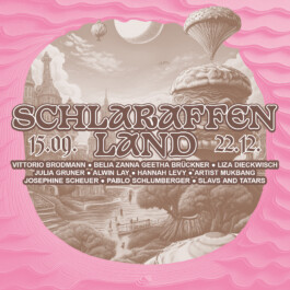 Variante des Posters zur Ausstellung ‚Schlaraffenland‘ im Dortmunder Kunstverein, gestaltet von Ten Ten Team. Die Illustration hebt andere Lebensmittel hervor, darunter verschiedene Backwaren, ein ganzes Brathähnchen und eine opulente Tischszene. Der Ausstellungstitel und die Künstler:innen bleiben zentrales Designelement. 