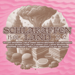 Poster der Ausstellung ‚Schlaraffenland‘ im Dortmunder Kunstverein, gestaltet von Ten Ten Team. Die Illustration zeigt Spargelbündel, eine Weinflasche, Donuts, eine Kaffeetasse und weitere Lebensmittel auf einer stilisierten Oberfläche. Der Titel der Ausstellung und die teilnehmenden Künstler:innen sind prominent integriert. 