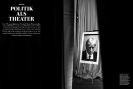 Doppelseite aus den „Fotos für die Pressefreiheit 2025“ mit einem Foto von Mark Peterson: Ein gerahmtes Porträt von Donald Trump steht auf einer Staffelei hinter einem Bühnenvorhang, daneben schwere Stoffvorhänge und dunkler Bühnenraum. Die Szene illustriert die politische Inszenierung rund um Trumps Präsidentschaft.