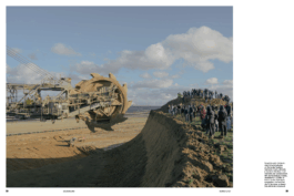 Doppelseite aus den „Fotos für die Pressefreiheit 2025“ mit einem Foto von Inga Björn Nolting: Eine Gruppe von Umweltaktivist*innen blockiert einen Schaufelradbagger im rheinischen Braunkohlerevier. Die Maschine dominiert den linken Bildrand, während rechts Dutzende Menschen auf einem Hügel protestieren.