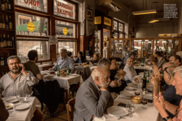 Doppelseite aus den „Fotos für die Pressefreiheit 2025“