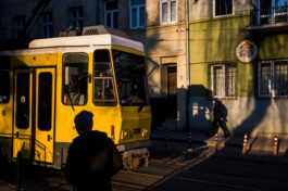 Doppelseite aus dem Buch „Das wilde Feld – Front und Hinterland in der Ukraine“ von Dominic nähr und Ivo Mijnssen 
