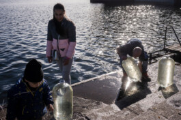 Doppelseite aus dem Buch „Das wilde Feld – Front und Hinterland in der Ukraine“ von Dominic nähr und Ivo Mijnssen